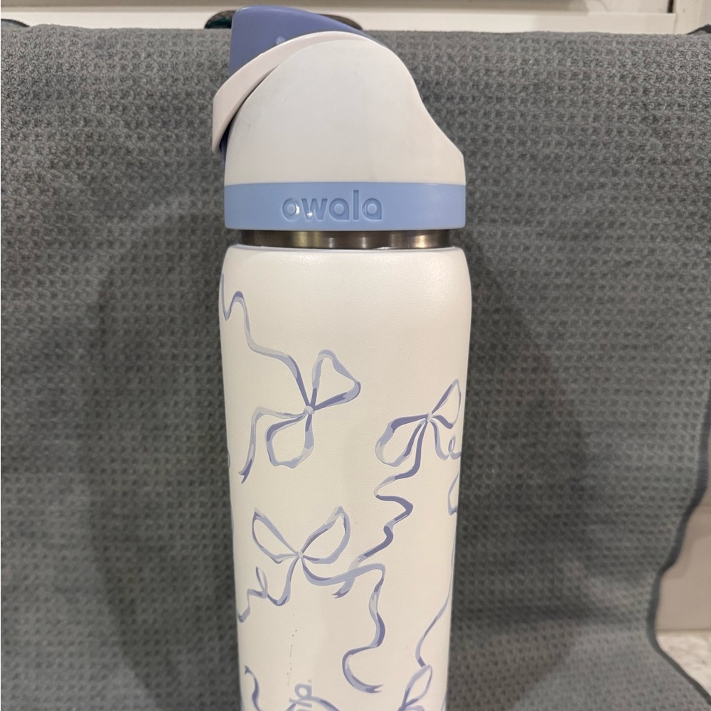 Owala FreeSip Limited Edition Bow Bottle – Rare